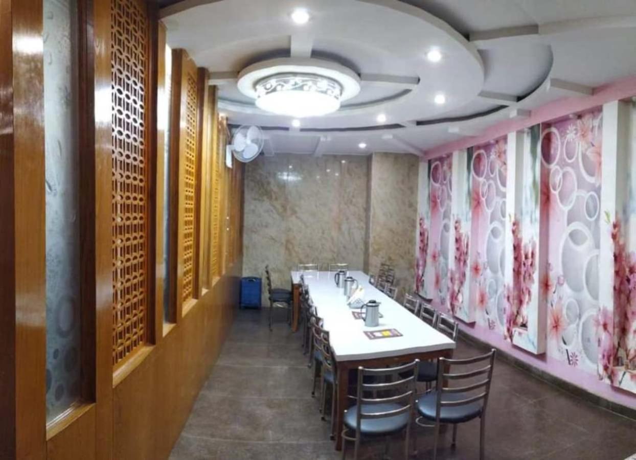 Hotel Aries New Delhi Exteriör bild