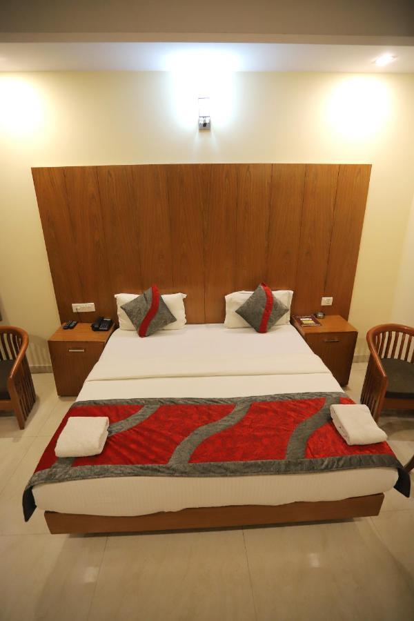 Hotel Aries New Delhi Exteriör bild