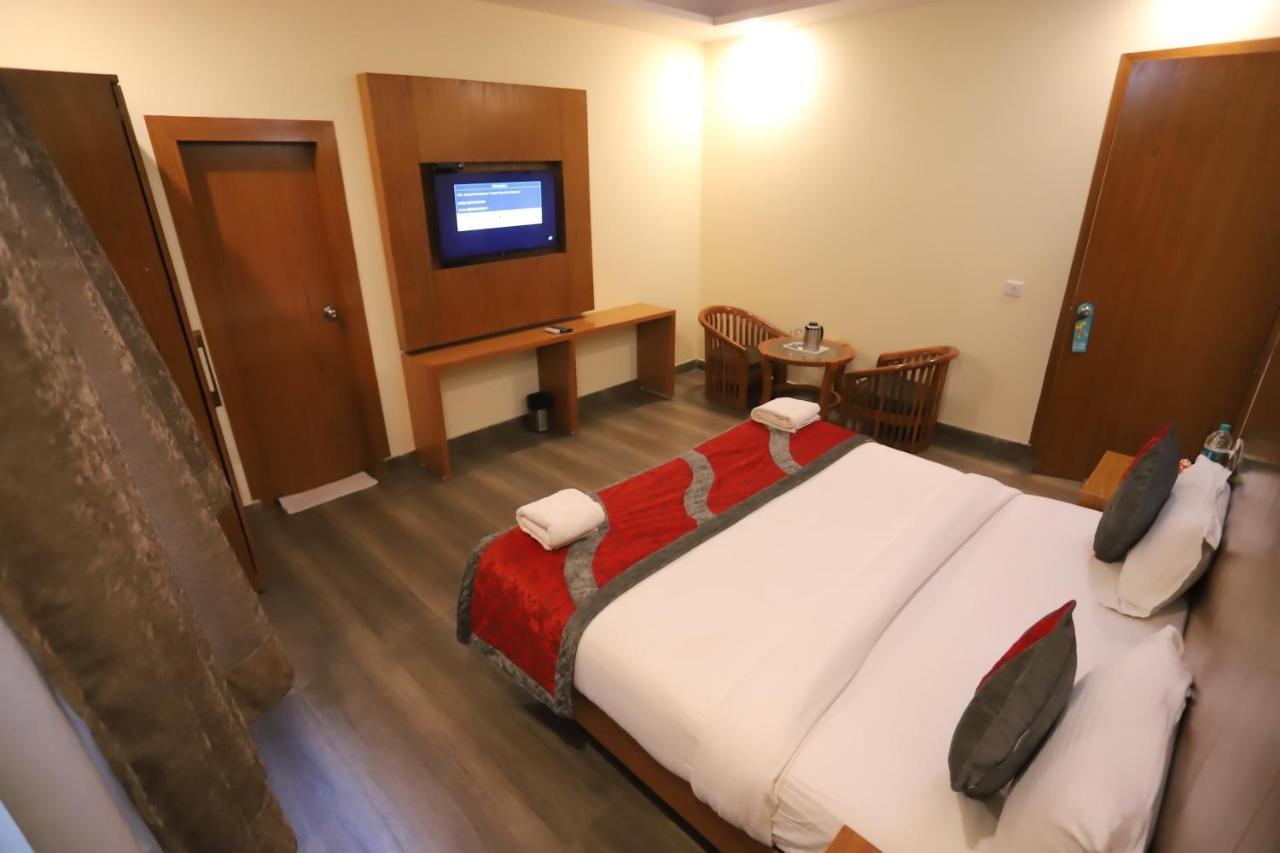 Hotel Aries New Delhi Exteriör bild